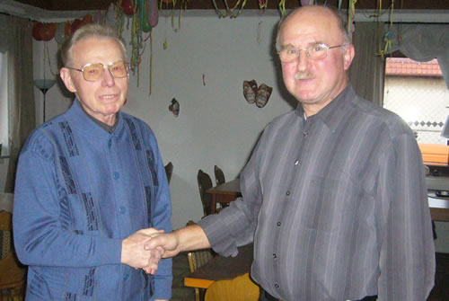 Vorsitzender Hartmut Kirsch (rechts) ernennt Helmut Thraum zum Ehrenmitglied (Bild: Golz)