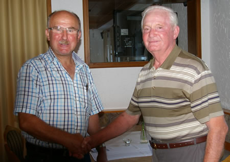 Zum Ehrenmitglied  wurde Wilfried Schuch (rechts) am Sonntag bei der monatlichen Zusammenkunft der Alte-Herren-Vereinigung Weickartshain aus Anlass seines 80. Geburtstages durch den Vorsitzenden Hartmut Kirsch ernannt (Bild: Golz)