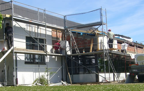Auf dem Bürgerhaus in Weickartshain wird derzeit eine energetische Dachsanierung mit Wärmedämmung durchgeführt (Bild: Golz)