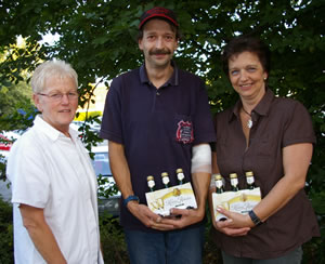 Hannelore Scharmann von der DRK-Blutspendegruppe Weickartshain (links) dankt Wolfram-Jürgen Schwarz und Anke Müller für ihre Spenden (Bild: Golz) 