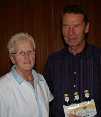 Blutspendedienstleiterin Hannelore Scharmann dankt Baldur Weber für seine 70. Spende(Bild: Golz)