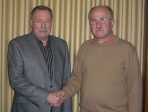 Der neue Vorsitzende Hartmut Kirsch (rechts) ernennt seinen VorgÃ¤nger Karl Schmidt zum Ehrenvorsitzenden (Bild: Golz)