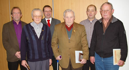 Ehrungen beim MÃ¤nnergesangverein Weickartshain (von links): Joachim SchÃ¶nhals, Adolf Hoffmann, Peter Zinnkann, Hugo Biedenkopf, Norbert Rahn und Werner Zimmer (Bild: Golz)