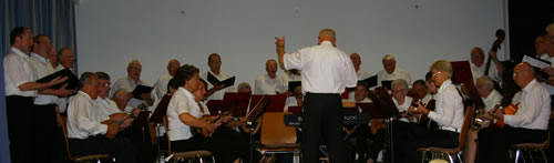 Orchester und Chor bei ihrem gemeinsamen Auftritt (Bild: Golz)