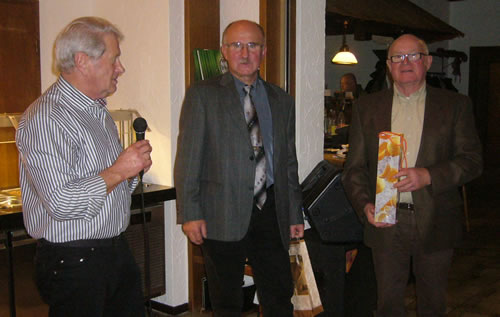 Vize Kurt Reitz (links) dankt Hartmut Kirsch und Rudolf Bingmann (Bild: Golz)