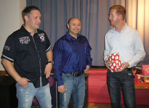 Die Vorsitzenden Michael Zieße (links) und Florian Erb (rechts) danken Spielertrainer Yusuf Bektas (Foto: gch)