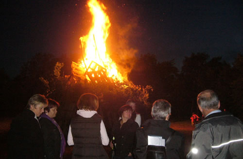 HOCH SCHLUGEN DIE FLAMMEN und weit stoben die Funken des Sonnenwendfeuers in Weickartshain, zu dem die Freiwillige Feuerwehr am Samstagabend eingeladen hatte (Bild: Golz)