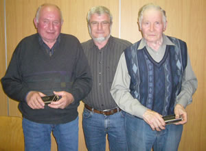 Jagdvorsteher Udo Görnert (Mitte) dankt Karl Eckhardt (links) und Karl-Heinz Rühl (Bild: Golz) 