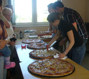 Die frisch zubereiteten Pizzen waren sehr gefragt (Bild: Golz)