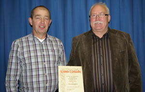 Vorsitzender Norbert Rahn (links) dankt Ludwig Dörr für 50 Jahre Vereinstreue und ernennt ihn zum Ehrenmitglied (Bild: Golz)