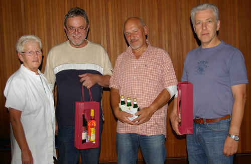 Die Leiterin der Blutspendegruppe Weickartshain, Hannelore Scharmann, dankt den Spendern Willi Feldbusch, Gerhard Pernak und Heinz Heuser (von links ; Bild: Golz) 