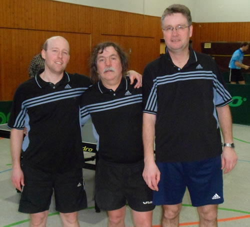 Die Weickartshainer Tischtennisspieler bei den Bezirks-Pokalendspielen in Steinfurth (von links: Mike Scharmann, Volker Mehmet, Dietmar Schuch; Bild: Golz)