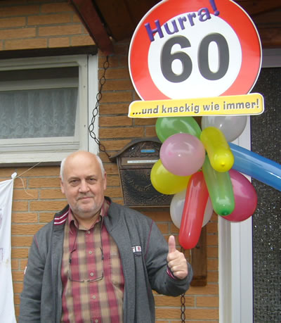 Zum 60. Geburtstag von Gerhard Hoderlein aus Weickartshain schmückten Verwandte und Bekannte sein Anwesen am Weiher 10 mit einer großen 60, etwa 60 bunten Luftballons und einem Spruchband mit einer Porträtzeichnung (Bild: Golz)