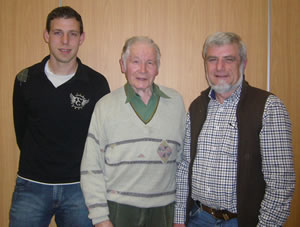 Der neue Jagdvorsteher Tobias Schlosser (links) und sein VorgÃ¤nger Udo GÃ¶rnert (rechts) danken Karl-Heinz RÃ¼hl fÃ¼r 30-jÃ¤hrigen Vorsitz im Jagdausschuss (Bild: Golz)
