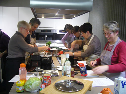 Wir kochen mexikanisch. Unter diesem Motto lud der Landfrauenverein Weickartshain seine Mitglieder in das KÃ¼chenstudio Berg ein (Bild: Golz)
