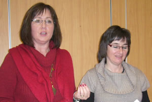 Die Dinkel-Expertinnen Susanne Steinrück-Krauß (links) und Claudia Müller-Pfaff gaben den Weickartshainer Landfrauen Ratschläge (Bild: Golz)