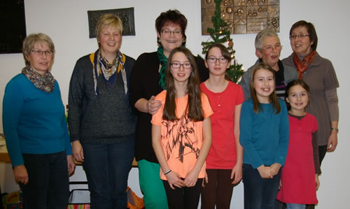 Mit einem Sketch eröffnete der Landfrauenverein Weickartshain seine Weihnachtsfeier im Bürgerhaus (Bild: Golz)