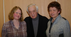 Eva Schlosser (rechts) mit der neuen musikalischen Leiterin Christina Scharmann (links) und Horst Deucker (Bild: Golz)