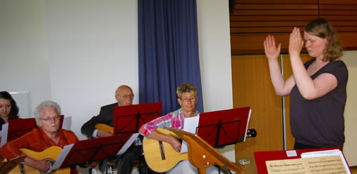 Das Mandolinenorchester Gut Klang mit seiner neuen musikalischen Leiterin Christina Scharmann (Bild: Golz)