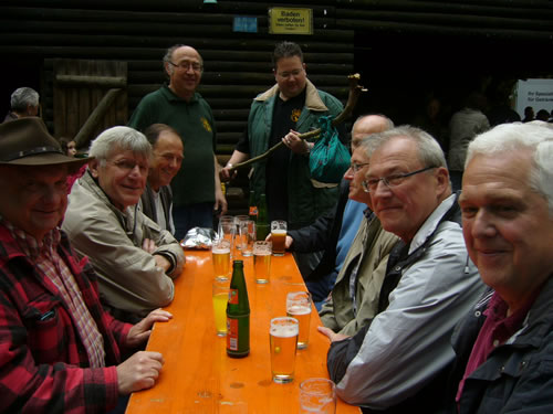 Das Himmelfahrts-Grillfest des SchÃ¼tzenvereins Weickartshain-SeenbrÃ¼cke in der Weickartshainer Schweiz hat schon eine lange Tradition. AlljÃ¤hrlich kommen viele Besucher zu der herrlich gelegenen GrillhÃ¼tte, um sich zu stÃ¤rken und dabei einen Plausch mit Bekannten zu machen (Bild: Golz)