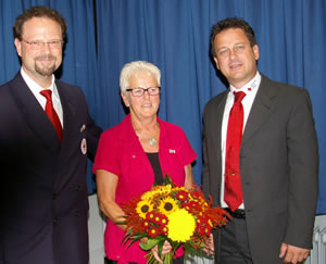DRK-Präsident Dr. Klaus Döring (links) und Werbeleiter Ralf Debus gratulieren Hannelore Scharmann (Bild: Golz)