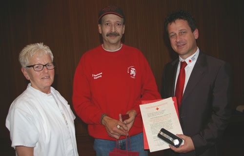 Hannelore Scharmann und Ralf Debus (rechts) danken Wolfram-Jürgen Schwarz für seine 100. Blutspende (Bild: Golz)