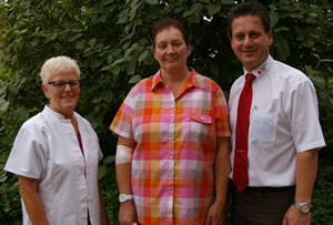 Ehrungen beim Blutspenden in Grünberg. Von links: Hannelore Scharmann, Susanne Nagel, DRK-Werbereferent Ralf Debus (Bild: Golz)