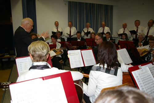 Höhepunkt des Konzertes war der gemeinsame Auftritt von Orchester und Chor (Bild: Golz)