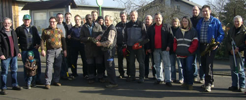 Die Teilnehmer des Schnittlehrgangs beim Obst- und Gartenbauverein Weickartshain (Bild: Golz)