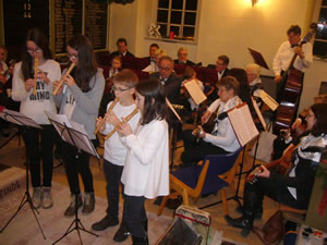 Die Flötengruppe mit dem Mandolinenorchester (Bild: Golz)