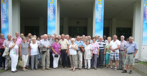 Die Weickartshainer Vereinigung der Alten Herren vor den Aufnahmestudios des Hessischen Rundfunks (Bild: Golz)