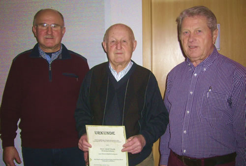 Zum Ehrenmitglied wurde bei der letzten Monatsversammlung der Vereinigung der Alten Herren Weickartshain Adolf Theiß durch den Vorsitzenden Hartmut Kirsch (links, Bild: Golz)