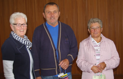Hannelore Scharmann von der DRK-Blutspendegruppe Weickartshain (links) gratuliert Herbert Zahrt und Inge Gill (Bild: Golz)