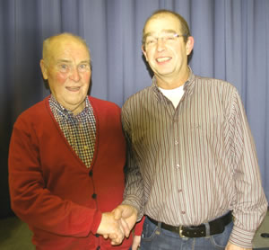 Vorsitzender Norbert Rahn (rechts) dankt dem Chorleiter (Bild: Golz)