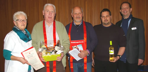 Ehrungen beim Blutspendetermin in der Gallushalle (von links): Hannelore Scharmann, Gert Born, Gerhard Pernak, Martin Schäfer, Manfred Mertens (Bild: Golz) 