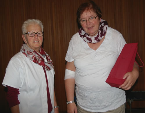 Hannelore Scharmann (links) von der Blutspendegruppe Weickartshain gratuliert Doris Müller (Grünberg) zu ihrer 75. Spende (Bild: Golz) 