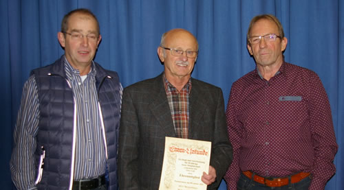Ehrung beim Männergesangverein Weickartshain (von links): Vorsitzender Norbert Rahn, Otto Gill und Vize Joachim Schönhals (Bild: Golz)