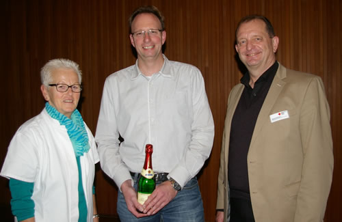 Ehrung beim Blutspenden (von links:): Hannelore Scharmann, Uwe Hammerschick und DRK-Werbereferent Martin Mertens (Foto: Golz)