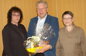 Ortsvorsteher Eberhard Schlosser wird von Alexandra Hollmann (links) und Annemarie Pernak-Trüller für 25-jährige Mitgliedschaft geehrt (Bild: Golz)