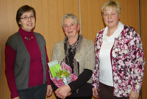 Ehrung für Marie Luise Dörr, die von Inge Leib (links) und Sabine Opper (rechts) für ihre langjährige Vorstandsarbeit geehrt wurde (Bild: Golz)