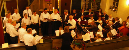Mandolinenorchester und Männerchor beim gemeinsamen Auftritt (Bild: Golz)