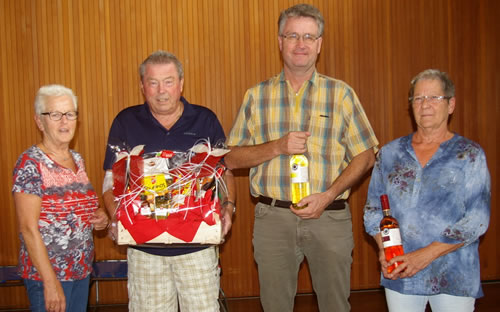 Ehrungen beim Blutspendetermin in der Gallushalle (von links): Hannelore Scharmann, Ernst-Ludwig Damm, Dietmar Schuch, Monika Repp (Foto: Golz) 
