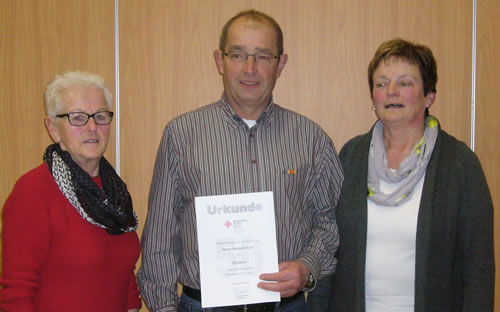 Hannelore Scharmann (links) und Inge Krauss danken Norbert Rahn fÃ¼r 50-jÃ¤hrige aktive Mitgliedschaft (Bild: Golz)