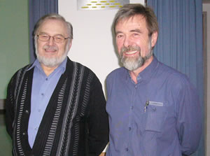 Karl Heinz Hartmann (rechts) vom Kulturring Weickartshain dankt dem Referenten Heinz-Joachim HagenbÃ¼cher (Bild: Golz)