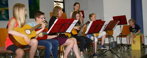 Mit Begeisterung dabei: Die Nachwuchsgruppe des Mandolinenorchesters (Bilder: Golz) 