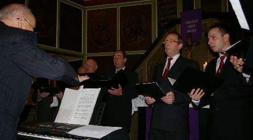 Auf einem beachtlichen Ausbildungstand zeigten sich die Sänger des Männergesangvereins Weickartshain unter Leitung von Chordirektor Helmut Buß (Bild: Golz)