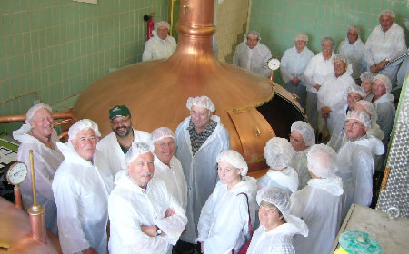 Eine Woche Vor Beginn der 150-Jahr-Feier der Alsfelder Brauerei besuchte die Alte-Herren-Vereinigung Weickartshain unter Leitung ihres Vorsitzenden Karl Schmidt das Brauhaus zu einer Besichtigung (gch/Foto: gch)