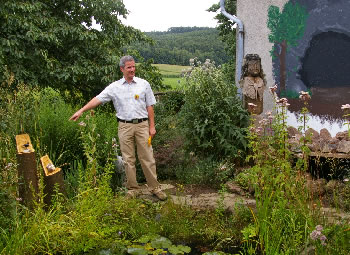 Bürgermeister Frank Ide bewundert die Weickartshainer Gärten (Bilder: Golz)