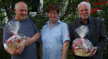 Hildegard Walter von der DRK-Blutspendegruppe Weickartshain gratuliert den Mehrfachspendern Gerhard Pernak (links) und Gerhard Lange (Bild: Golz)
