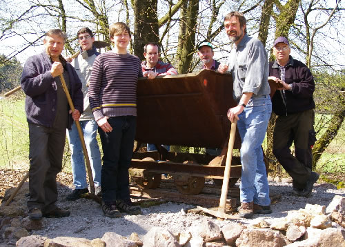 Eine Lore wurde am Samstag bei einem FrÃfÂ¼hjahrsputz in der Weickartshainer Schweiz von Mitgliedern des Kulturrings Weickartshain aufgestellt (Foto: gch)